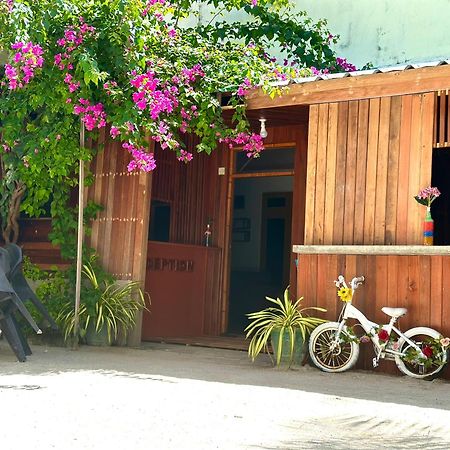 Leisure Inn Guest House Bodufolhudhoo エクステリア 写真